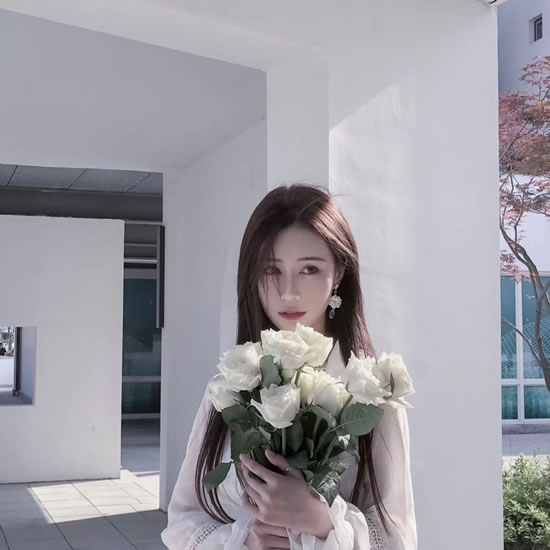 “氧气女神”王衣田参加时尚周刊活动