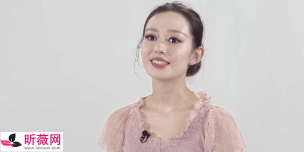 吉娜为什么会说中文