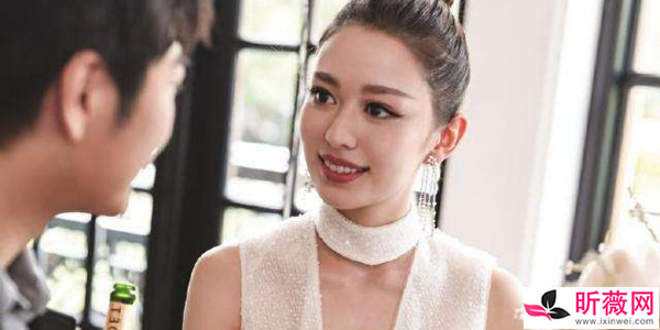 吉娜为什么会说中文