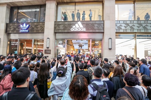 热血少年空降阿迪达斯门店，解锁《运动吧少年》限定周末