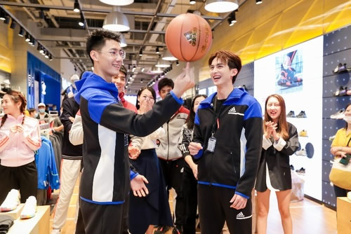 热血少年空降阿迪达斯门店，解锁《运动吧少年》限定周末