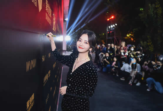 李荣浩、李宇春、谭松韵同框百丽国际时尚欢聚盛典？真香