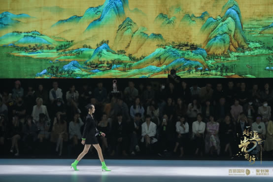 这届百丽国际时尚欢聚盛典看头十足,李荣浩、李宇春、谭松韵合体看秀 这届百丽国际时尚欢聚盛典看头十足,李荣浩、李宇春、谭松韵合体看秀