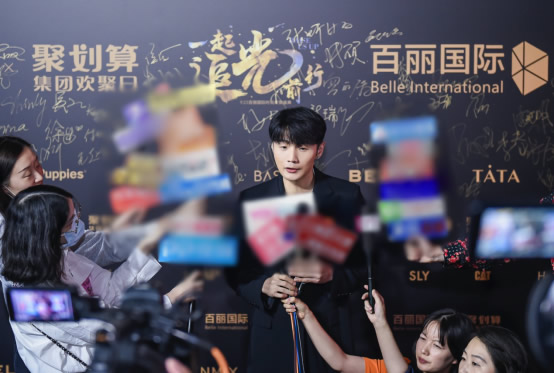 这届百丽国际时尚欢聚盛典看头十足,李荣浩、李宇春、谭松韵合体看秀 这届百丽国际时尚欢聚盛典看头十足,李荣浩、李宇春、谭松韵合体看秀