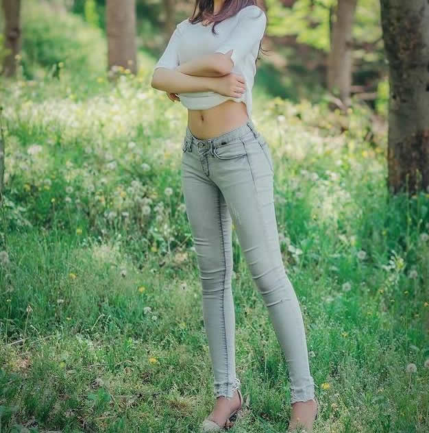 身材高挑的时尚女生图片