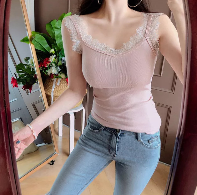 穿牛仔裤的小姐姐气质温婉 个性魅力十足太迷人了