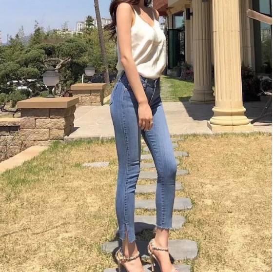 穿牛仔裤的小姐姐气质温婉 个性魅力十足太迷人了
