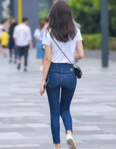 穿牛仔裤的小姐姐气质温婉 个性魅力十足太迷人了