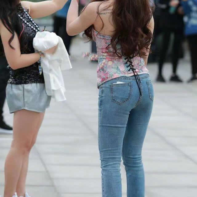 穿牛仔裤的小姐姐气质温婉 个性魅力十足太迷人了