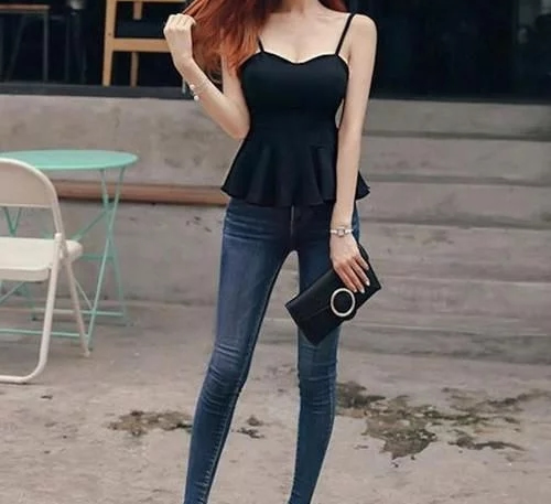 穿牛仔裤的小姐姐气质温婉 个性魅力十足太迷人了