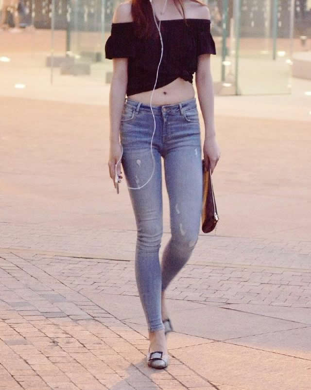 穿牛仔裤的小姐姐气质温婉 个性魅力十足太迷人了