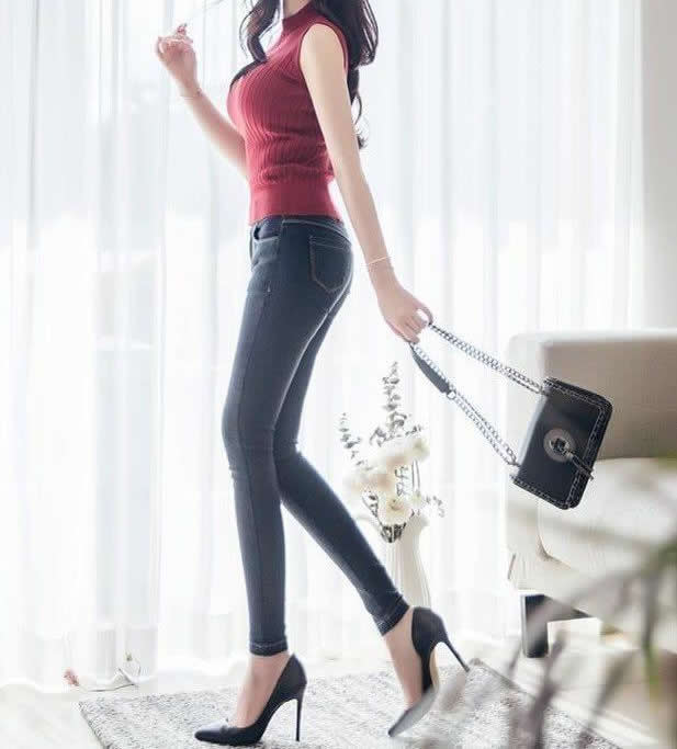 穿牛仔裤的小姐姐气质温婉 个性魅力十足太迷人了