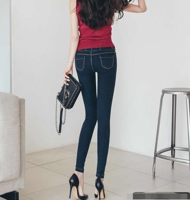 穿牛仔裤的小姐姐气质温婉 个性魅力十足太迷人了