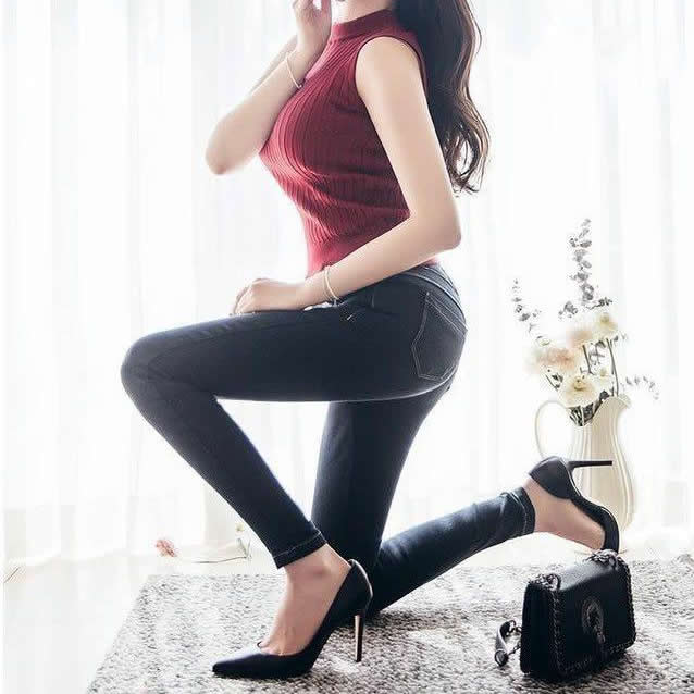 穿牛仔裤的小姐姐气质温婉 个性魅力十足太迷人了