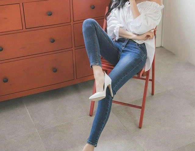 穿牛仔裤的小姐姐气质温婉 个性魅力十足太迷人了