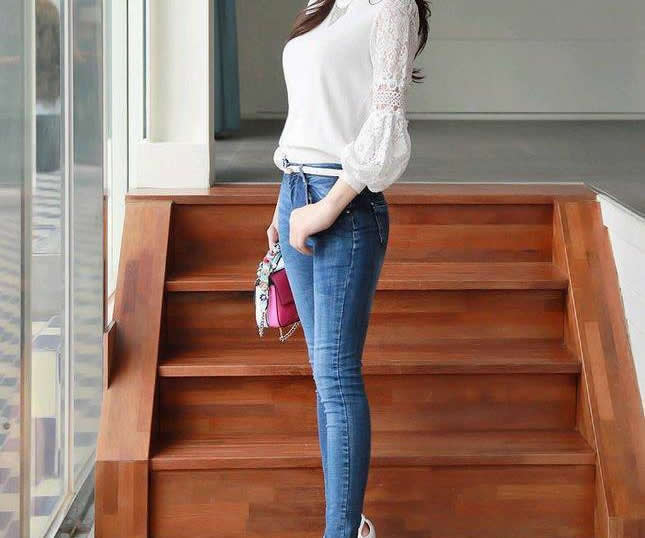 穿牛仔裤的小姐姐气质温婉 个性魅力十足太迷人了