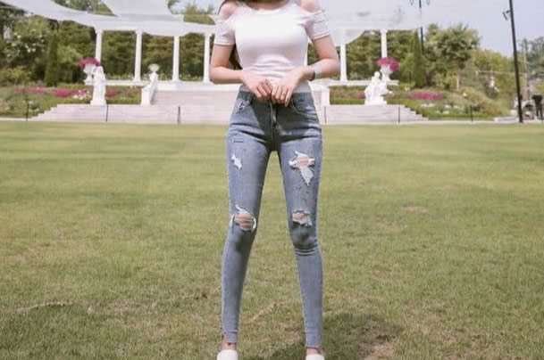 穿牛仔裤的小姐姐气质温婉 个性魅力十足太迷人了