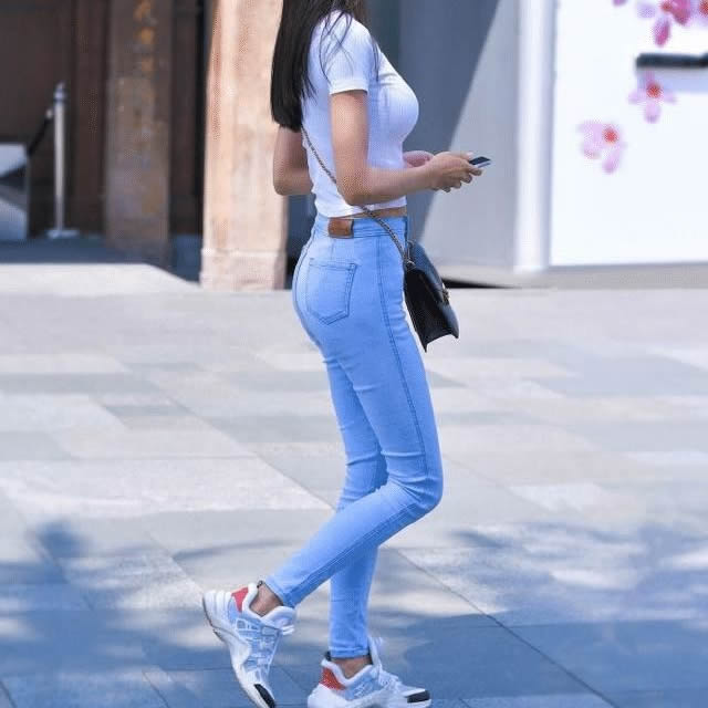 穿牛仔裤的小姐姐气质温婉 个性魅力十足太迷人了
