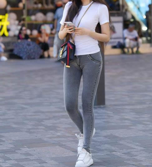 穿牛仔裤的小姐姐气质温婉 个性魅力十足太迷人了