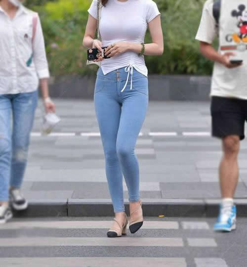 穿牛仔裤的小姐姐气质温婉 个性魅力十足太迷人了