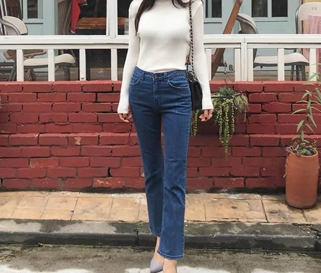 穿牛仔裤的小姐姐气质温婉 个性魅力十足太迷人了