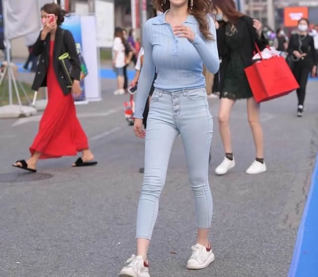 街拍气质美女：性感气质美女模特街拍合集