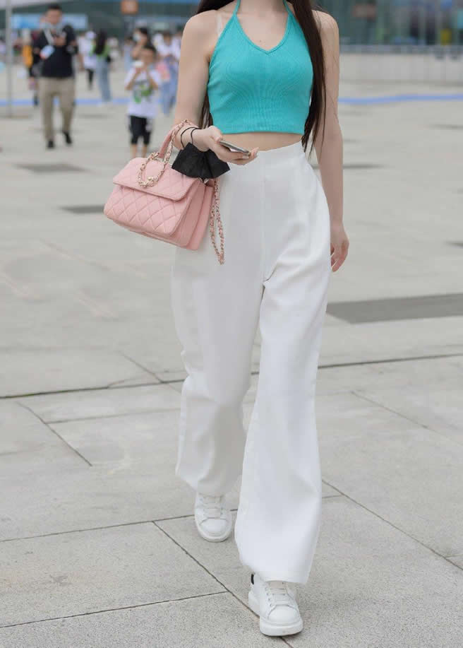 街拍气质美女：性感气质美女模特街拍合集