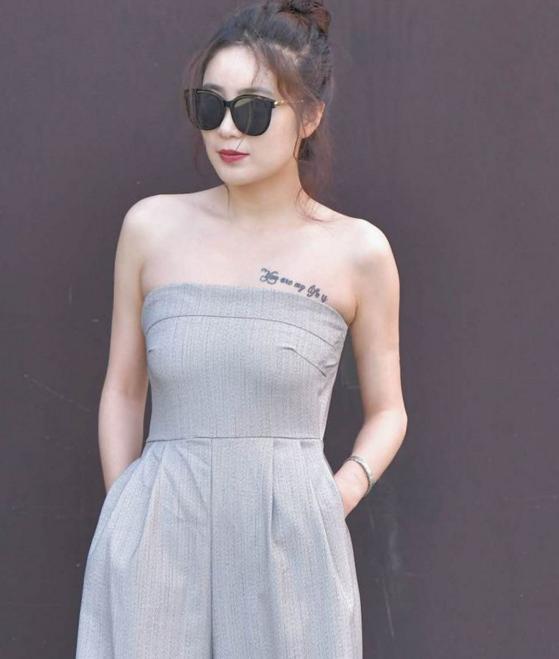 街拍气质美女：性感气质美女模特街拍合集