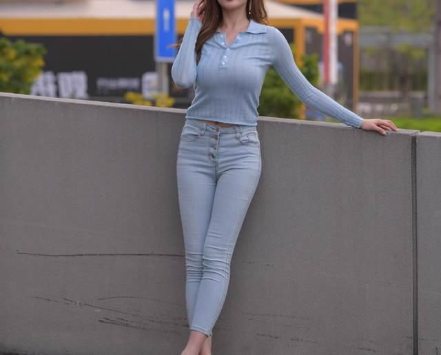 街拍气质美女：性感气质美女模特街拍合集