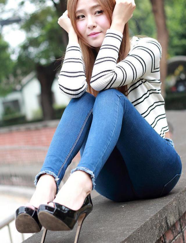 街拍气质美女：性感气质美女模特街拍合集