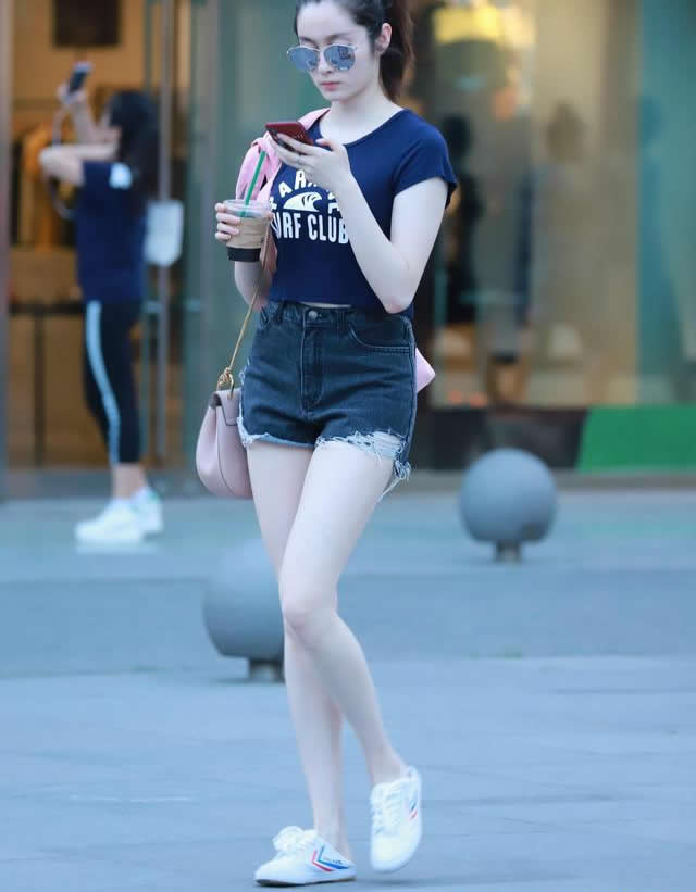 街拍气质美女：性感气质美女模特街拍合集