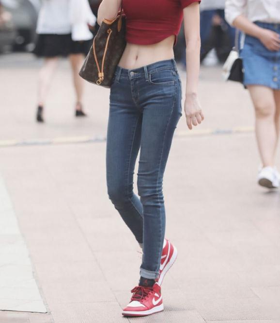 极品s级身材刚下班就被拍了，妥妥大长腿移不开眼呀