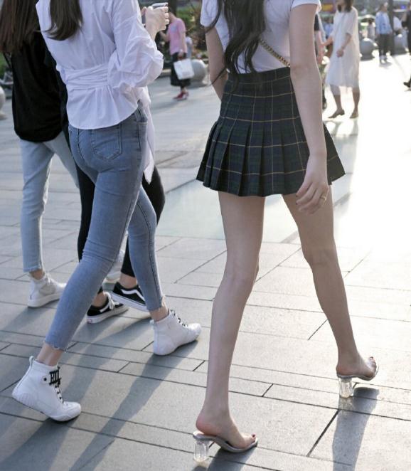 极品s级身材刚下班就被拍了，妥妥大长腿移不开眼呀