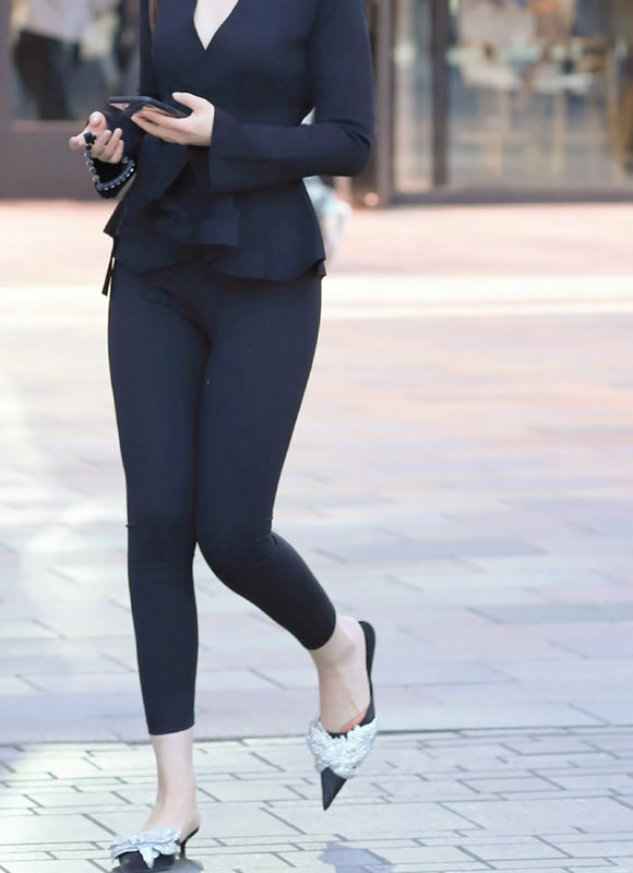 极品s级身材刚下班就被拍了，妥妥大长腿移不开眼呀