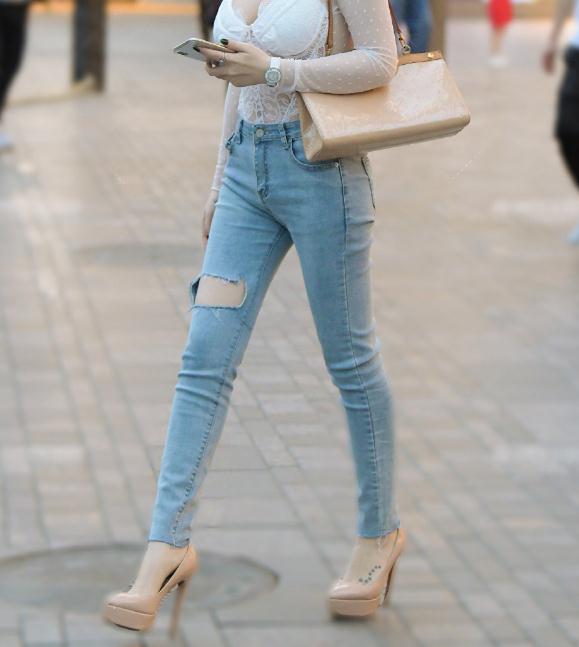 极品s级身材刚下班就被拍了，妥妥大长腿移不开眼呀