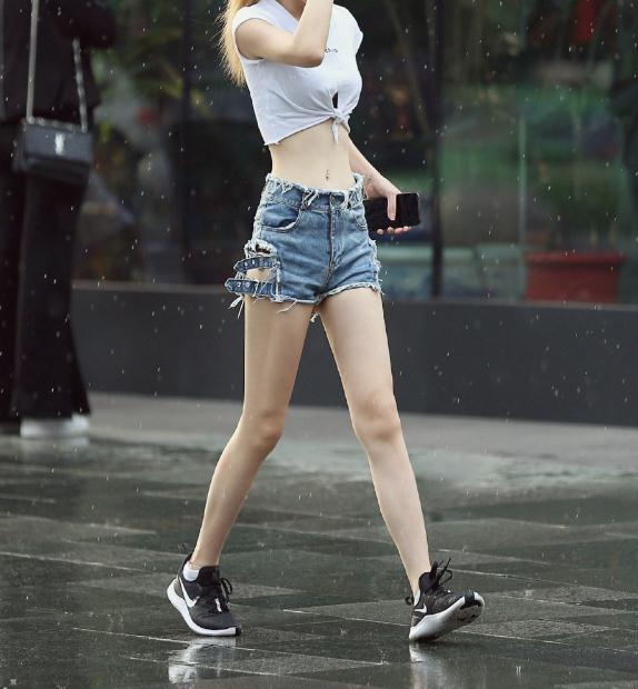 极品s级身材刚下班就被拍了，妥妥大长腿移不开眼呀