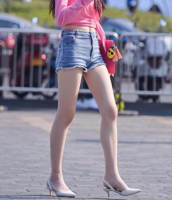 极品s级身材刚下班就被拍了，妥妥大长腿移不开眼呀