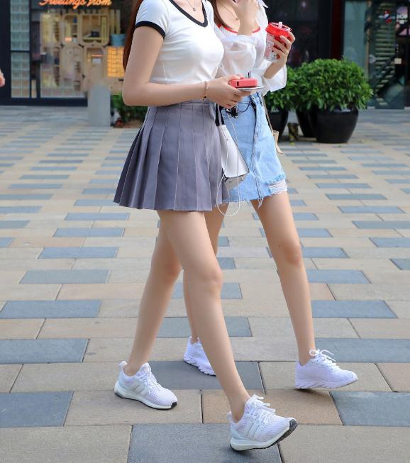 极品s级身材刚下班就被拍了，妥妥大长腿移不开眼呀