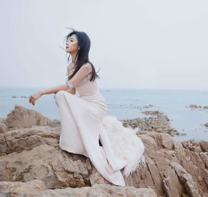 谭松韵白色低胸长裙写真 笑容甜美优雅迷人
