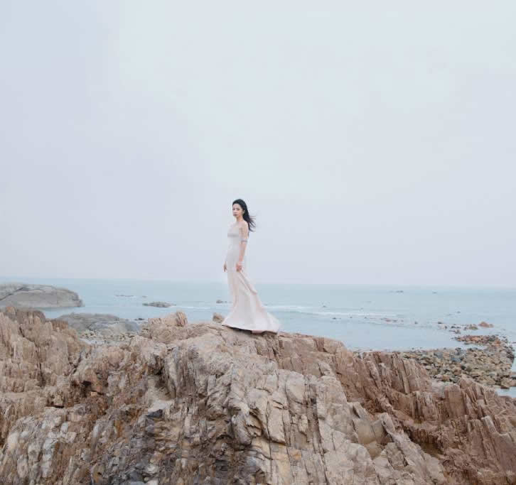 谭松韵白色低胸长裙写真 笑容甜美优雅迷人