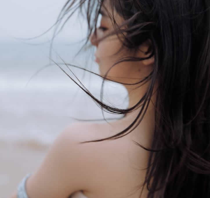 谭松韵白色低胸长裙写真 笑容甜美优雅迷人