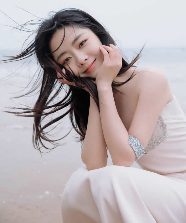 谭松韵白色低胸长裙写真 笑容甜美优雅迷人