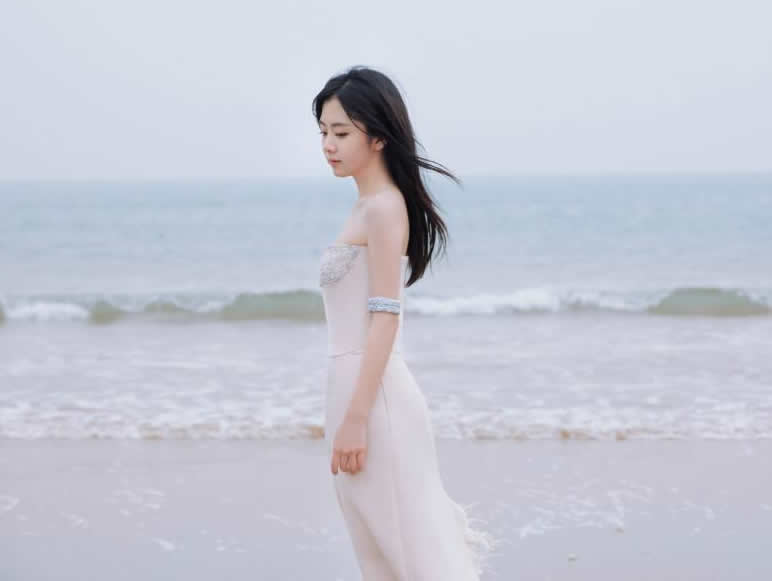 谭松韵白色低胸长裙写真 笑容甜美优雅迷人