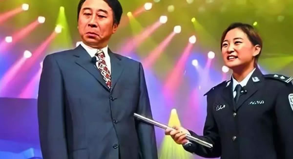 冯巩老婆叫什么 两人怎么认识的? 冯巩老婆叫什么 两人怎么认识的?