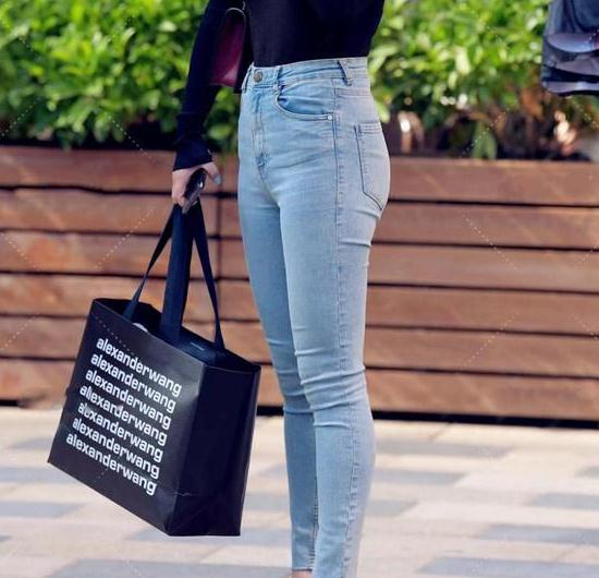 牛仔裤使你简洁大方又优雅 2021春季就选这条牛仔裤