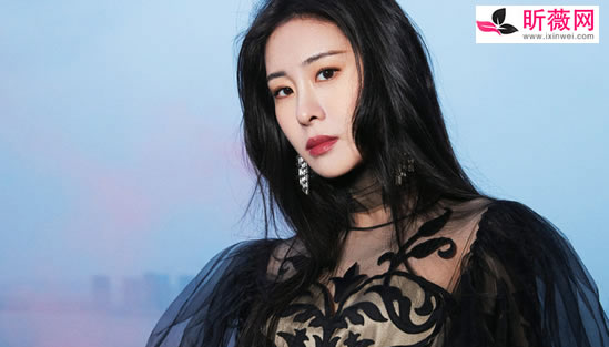 华晨宇张碧晨一家三口合照 事件始末竟被1岁女儿名字甜到了