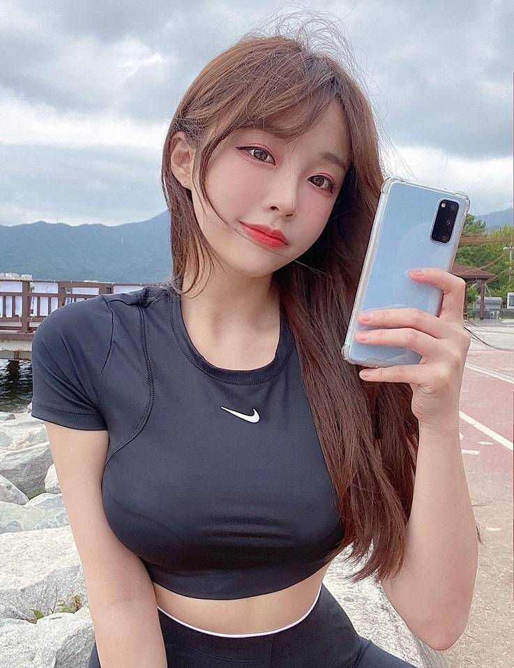 Coco给你初恋感 Coco超甜女友力曼妙好身材