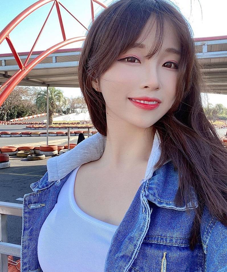 Coco给你初恋感 Coco超甜女友力曼妙好身材