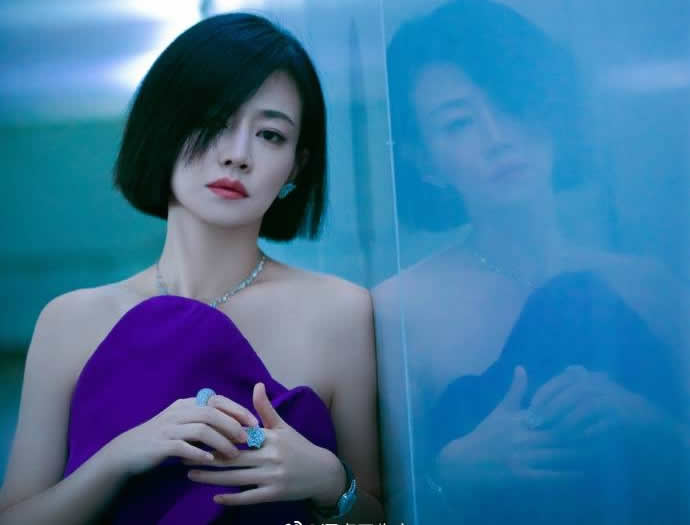 谭卓性感撩人写真：穿开叉长裙气质优雅又高级