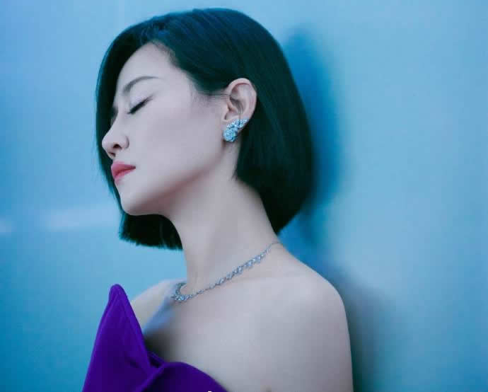 谭卓性感撩人写真：穿开叉长裙气质优雅又高级